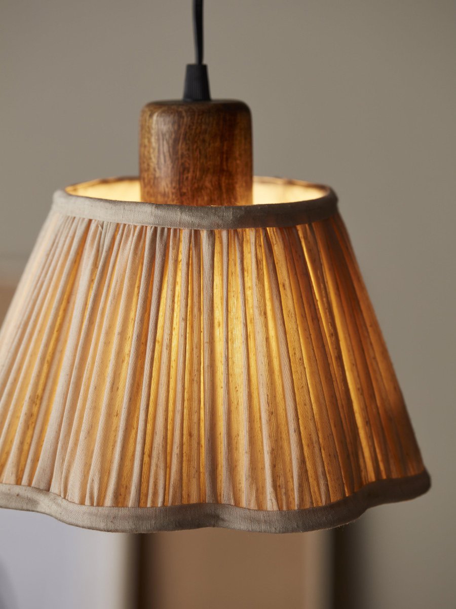 Siv Ø30 Cremefarben hängelampe Von PR Home - Siv ist eine Deckenleuchte mit geknittertem Stoff in Seidenoptik und gef&uuml;ttert mit Baumwollstoff in der gleichen Farbe.