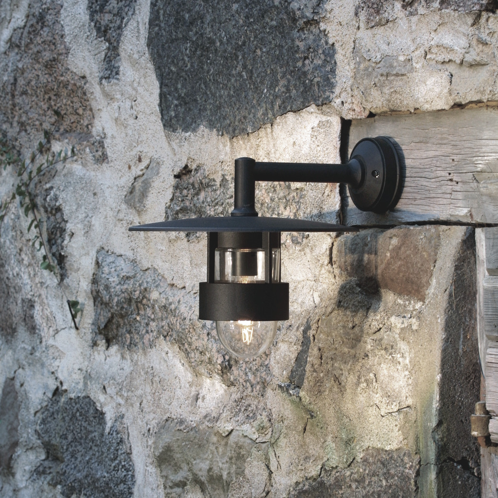 Freja Schwarz außenlampe Von Konstsmide - Mit seinem industriellen Design und der mattschwarzen Oberfläche vermittelt es einen eleganten und modernen Eindruck.