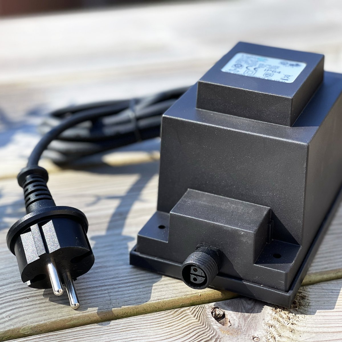 Transformator 105w Schwarz Von Lightson - Ein flexibles und günstiges 12-Volt-System (sichere Kleinspannung) für Ihren Garten, das Sie einfach selbst installieren und später bei Bedarf auf bis zu 50 Meter erweitern können.