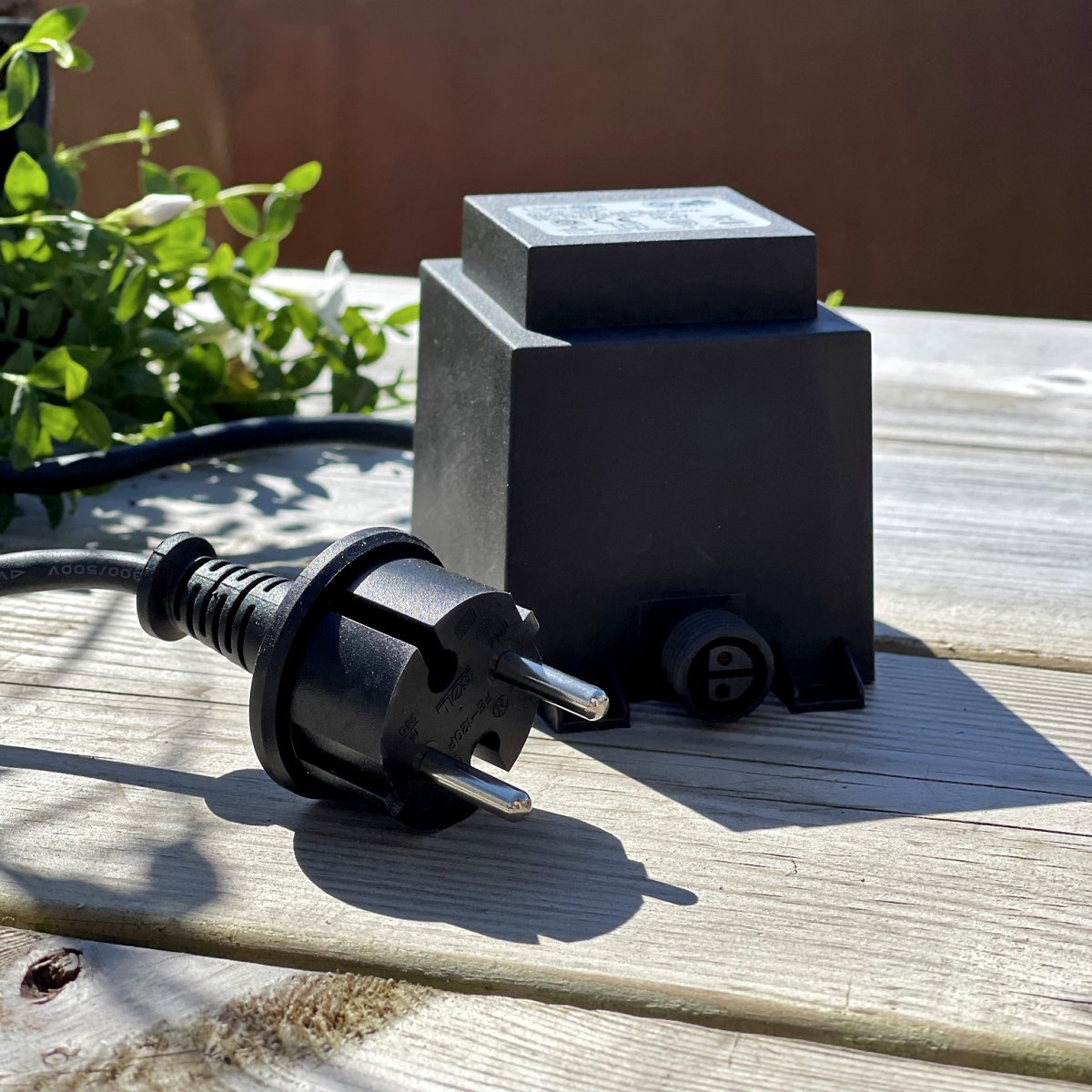 Transformator 105w Schwarz Von Lightson - Ein flexibles und günstiges 12-Volt-System (sichere Kleinspannung) für Ihren Garten, das Sie einfach selbst installieren und später bei Bedarf auf bis zu 50 Meter erweitern können.