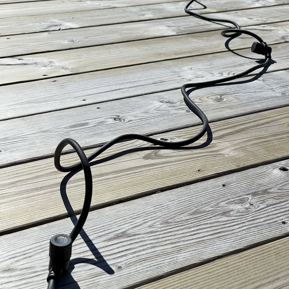 Verteilerkabel 10m Schwarz Von Lightson - Ein 10 Meter langes Kabel mit Abzweigverbindungen nach jedem Meter, an das Sie Ihre Leuchten, weitere Kabel oder Abzweigverbindungen einfach anschließen können.