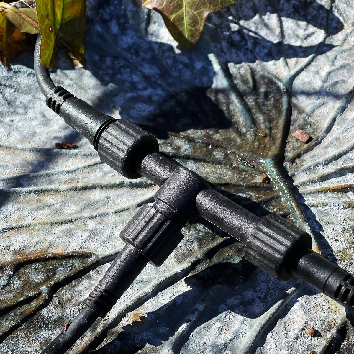 T-Stück Schwarz Von Lightson - Mit dem T-Verbinder haben Sie zwei Möglichkeiten, beispielsweise wenn Sie eine Lampe installieren und das Kabel anschließend zu weiteren Lampen weiterführen möchten.