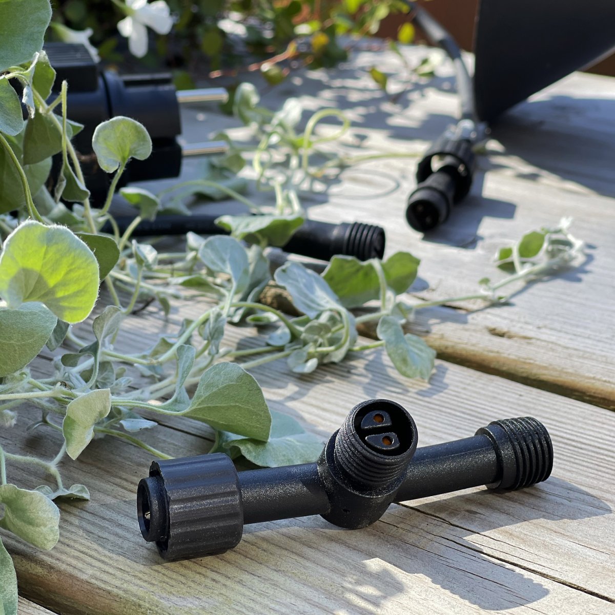 T-Stück Schwarz Von Lightson - Mit dem T-Verbinder haben Sie zwei Möglichkeiten, beispielsweise wenn Sie eine Lampe installieren und das Kabel anschließend zu weiteren Lampen weiterführen möchten.