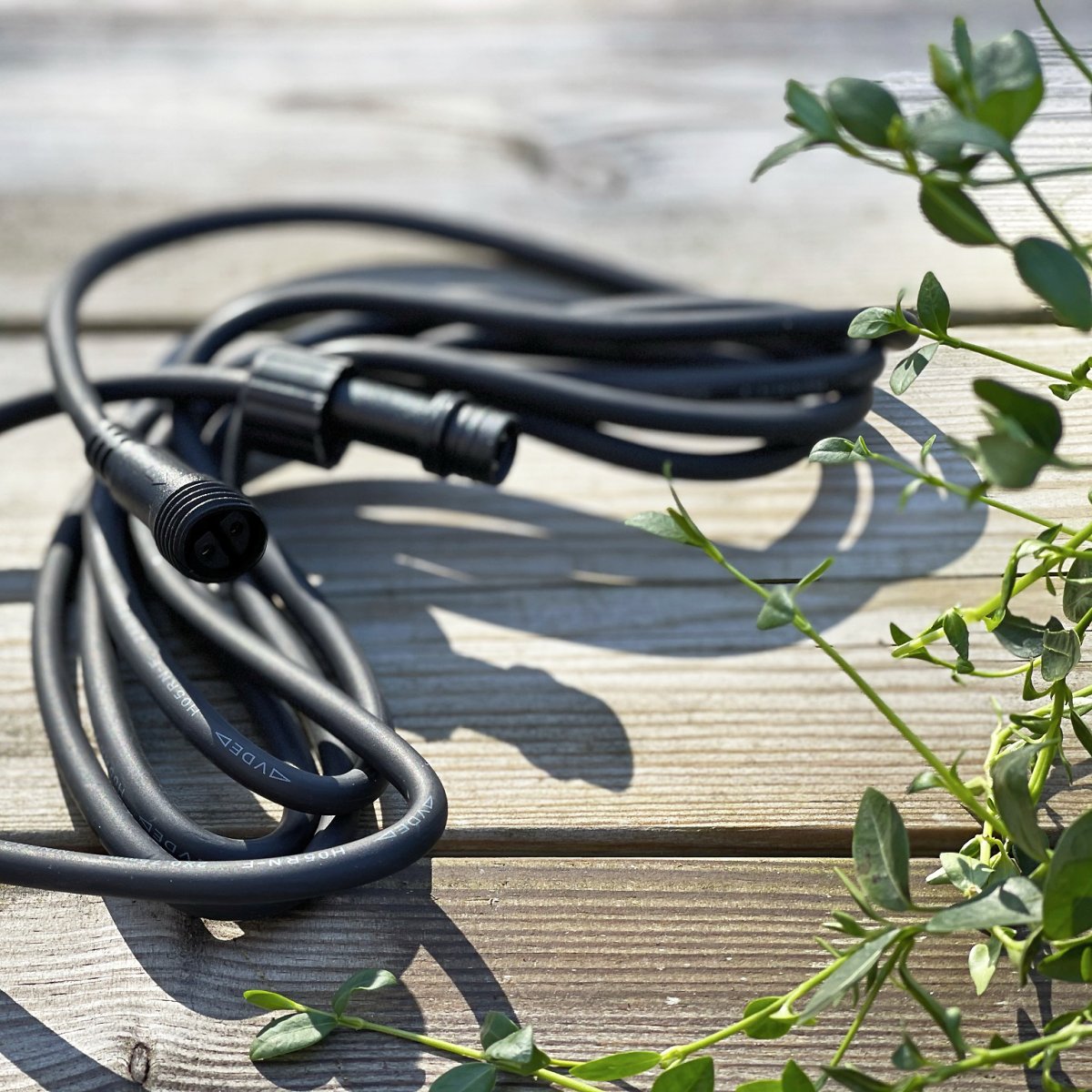 Kabel 0.5m Schwarz Von Lightson - Ein flexibles und günstiges 12-Volt-System (sichere Kleinspannung) für Ihren Garten, das Sie einfach selbst installieren und später bei Bedarf auf bis zu 50 Meter erweitern können.