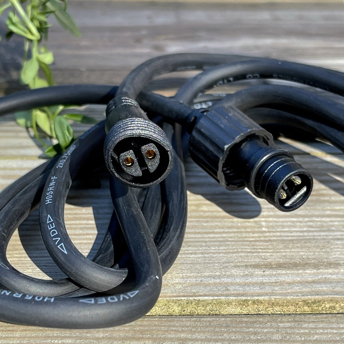 Kabel 0.5m Schwarz Von Lightson - Ein flexibles und günstiges 12-Volt-System (sichere Kleinspannung) für Ihren Garten, das Sie einfach selbst installieren und später bei Bedarf auf bis zu 50 Meter erweitern können.