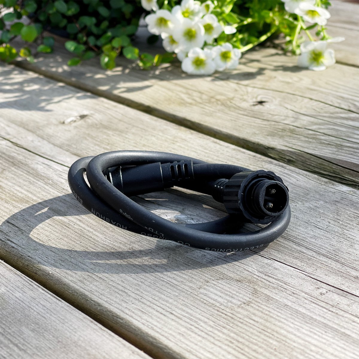 Kabel 0.5m Schwarz Von Lightson - Ein flexibles und günstiges 12-Volt-System (sichere Kleinspannung) für Ihren Garten, das Sie einfach selbst installieren und später bei Bedarf auf bis zu 50 Meter erweitern können.