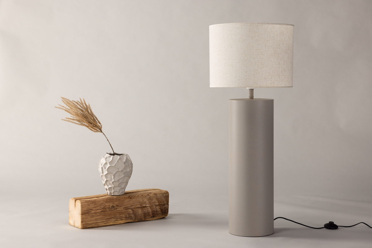 Umeå Grau stehlampe Von Venture Design - Diese Lampe ist perfekt für alle, die eine stilvolle Lampe suchen, die in die meisten Räume und Einrichtungsstile passt.
