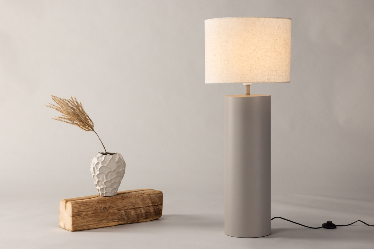Umeå Grau stehlampe Von Venture Design - Diese Lampe ist perfekt für alle, die eine stilvolle Lampe suchen, die in die meisten Räume und Einrichtungsstile passt.