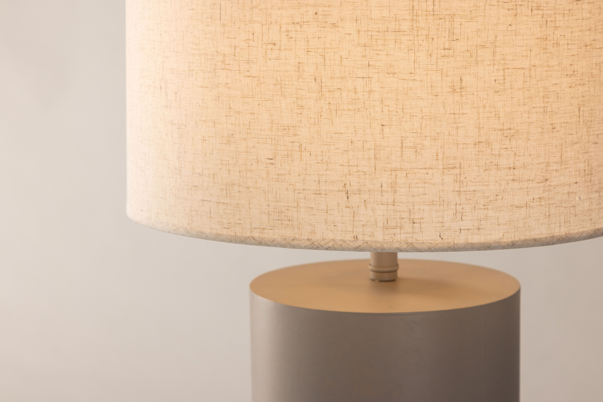 Umeå Grau stehlampe Von Venture Design - Diese Lampe ist perfekt für alle, die eine stilvolle Lampe suchen, die in die meisten Räume und Einrichtungsstile passt.