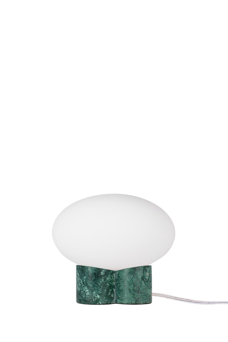 Mammut 18cm Grün tischlampe Von Globen Lighting - Mammut ist mit ihren kurzen Beinen und dem großen Glasschirm eine exklusive und verspielte Tischlampe.