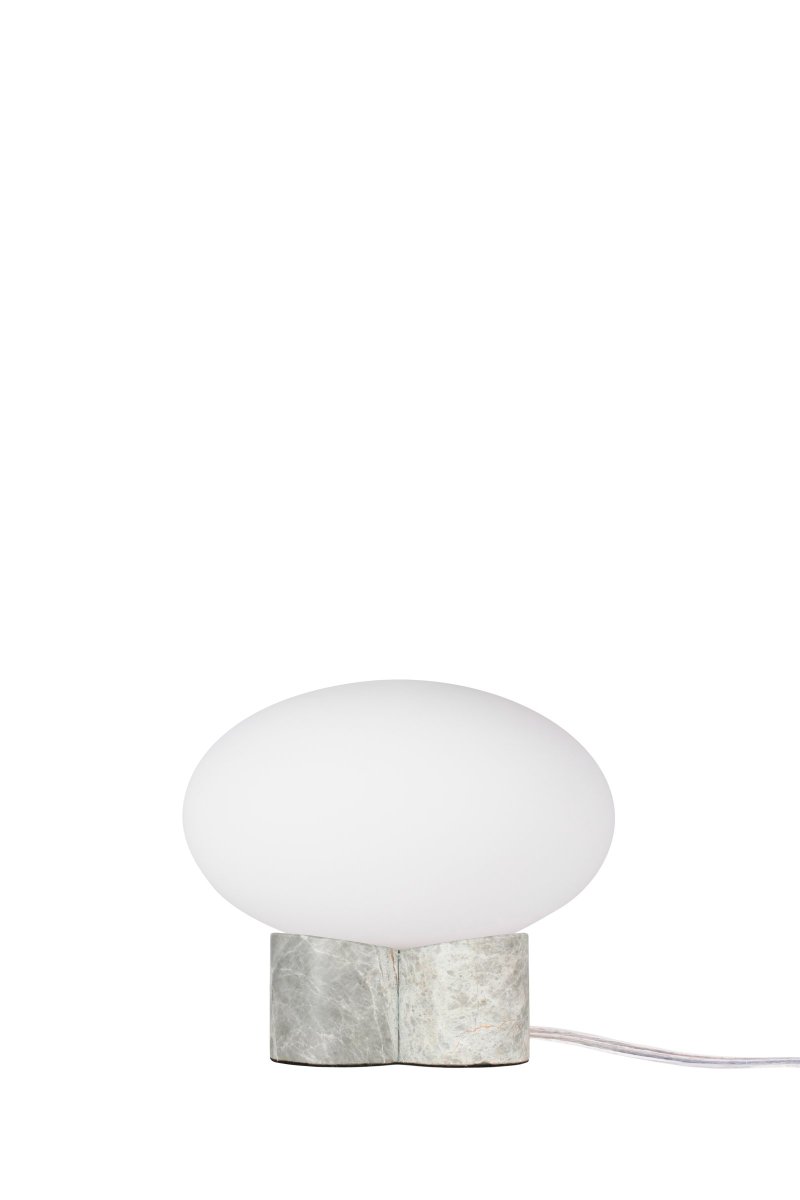 Mammut 18cm Grau tischlampe Von Globen Lighting - Mammut ist mit ihren kurzen Beinen und dem gro&szlig;en Glasschirm eine exklusive und verspielte Tischlampe.
