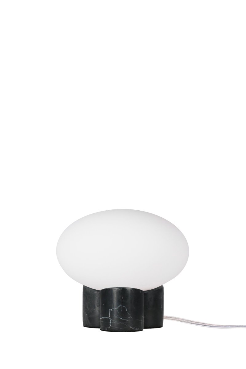 Mammut 18cm Schwarz tischlampe Von Globen Lighting - Mammut ist mit ihren kurzen Beinen und dem gro&szlig;en Glasschirm eine exklusive und verspielte Tischlampe.