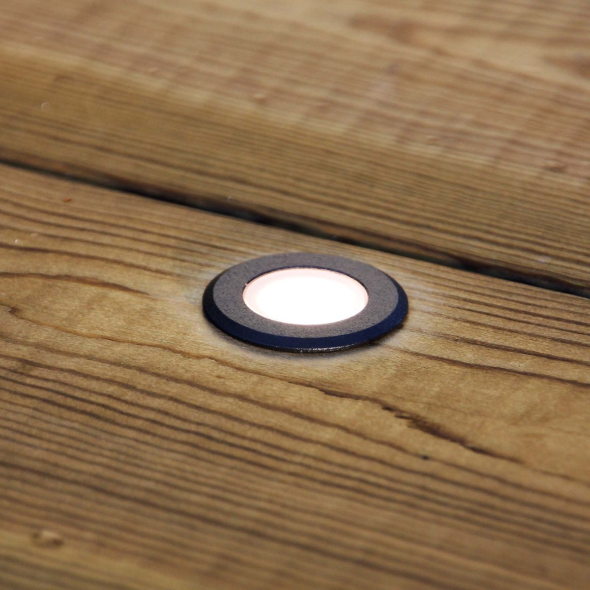 Orion 10 Schwarz Von Lightson - Orion ist ein Nachtdecklicht f&uuml;r den Einbau in eine Terrasse oder Steinterrasse.