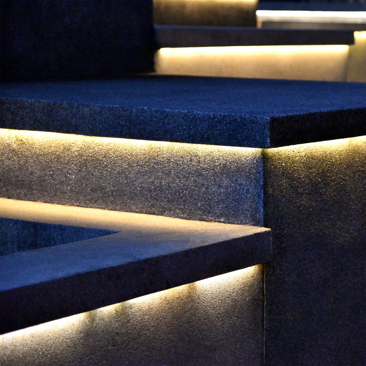 Strip (5m) Weiß Von Lightson - Der biegsame und flexible Lichtstreifen Strip (5m mit 3m Starterkabel) bietet ein homogenes warmweißes Licht, perfekt für Bereiche, deren Ausleuchtung manchmal schwierig sein kann und wo Sie Linien im Garten oder an Fassaden verstärken möchten.