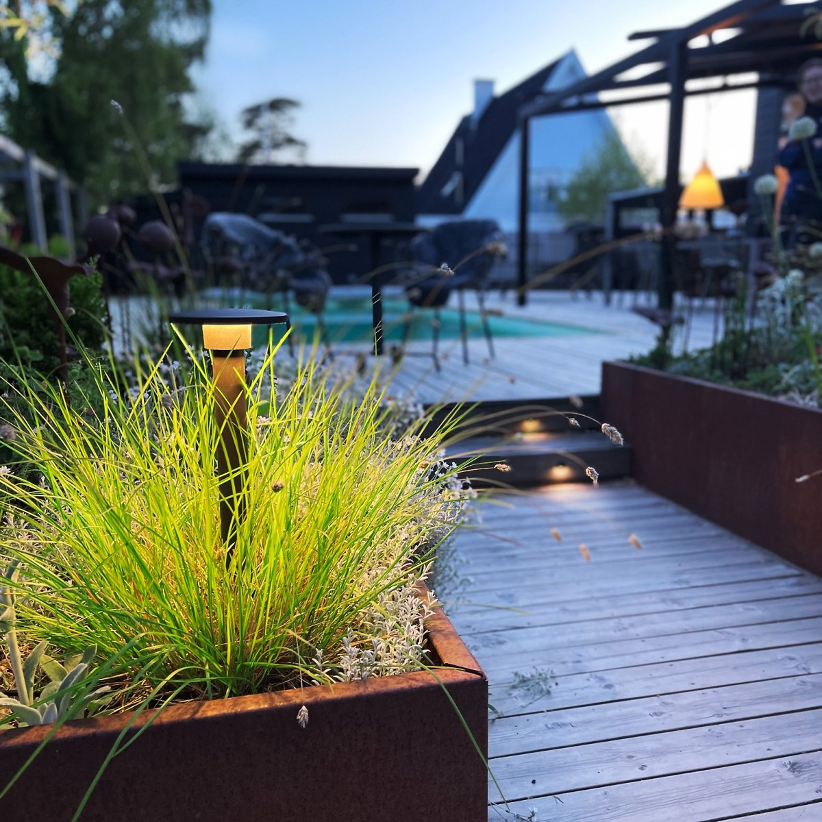 Orbit Dunkelgrau Von Lightson - Garten-Plug &amp; Play von LightsOn Ein flexibles und günstiges 12-Volt-System für Ihren Garten, das Sie ganz einfach selbst installieren und später bei Bedarf auf bis zu 50 Meter erweitern können.