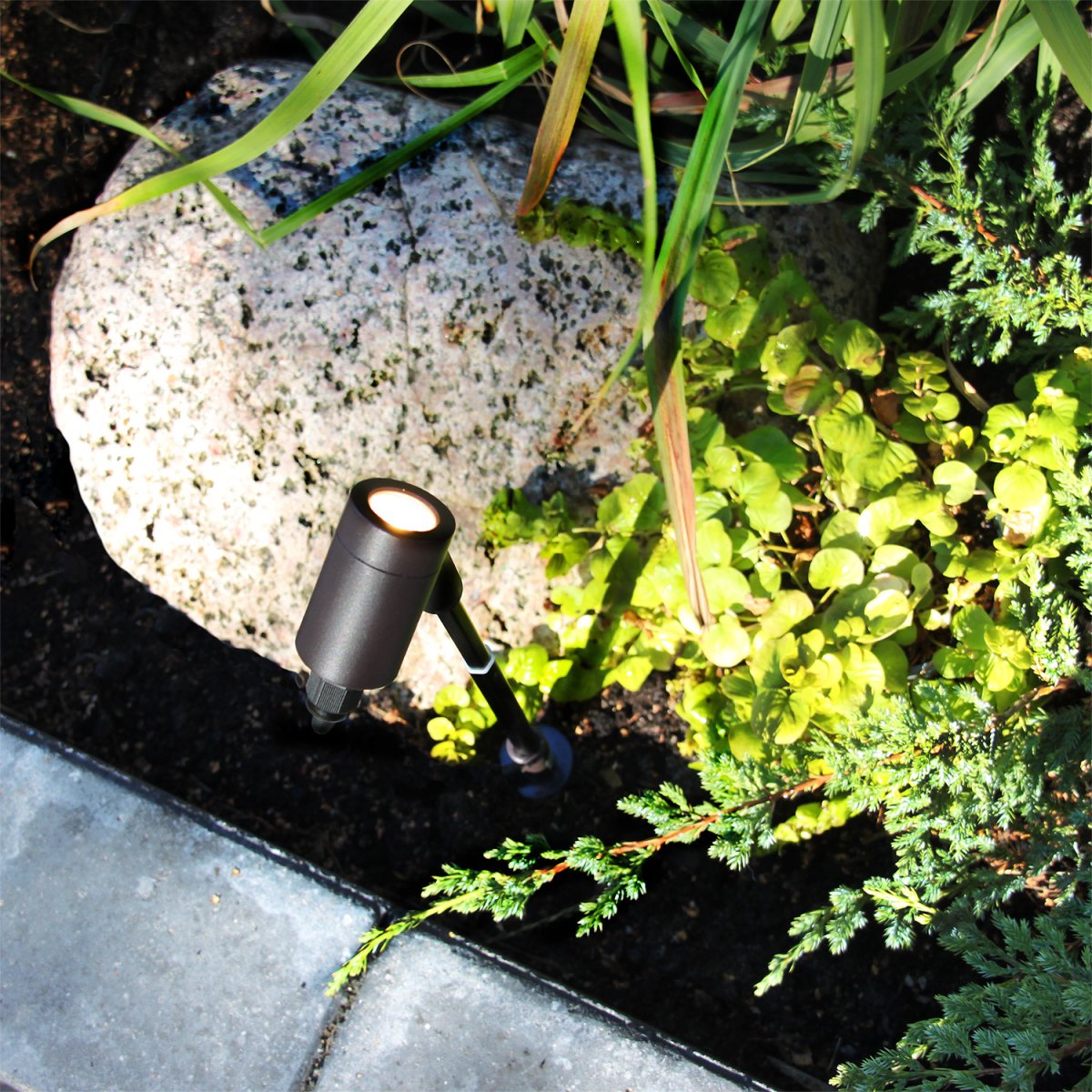 Astro Dunkelgrau Von Lightson - Das Licht ist schön gestreut und kann sowohl nach oben als auch nach unten gerichtet werden, wodurch sich die Lampe für viele verschiedene Arten von Büschen und Bäumen, aber auch für Gehwege und Pfade eignet.