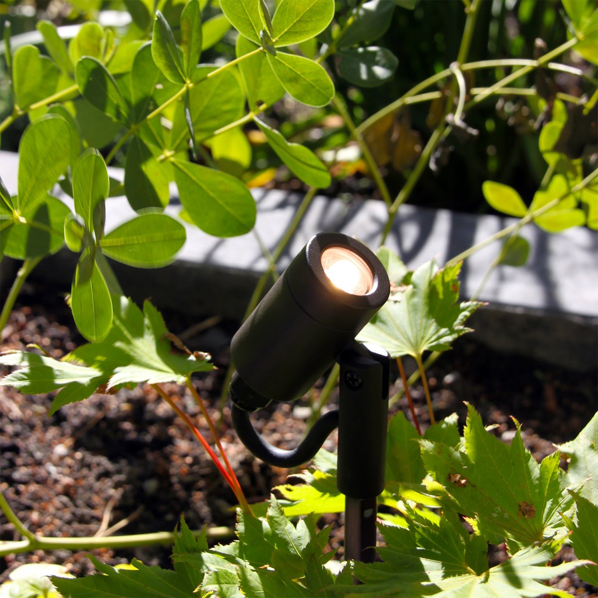 Astro Dunkelgrau Von Lightson - Das Licht ist schön gestreut und kann sowohl nach oben als auch nach unten gerichtet werden, wodurch sich die Lampe für viele verschiedene Arten von Büschen und Bäumen, aber auch für Gehwege und Pfade eignet.