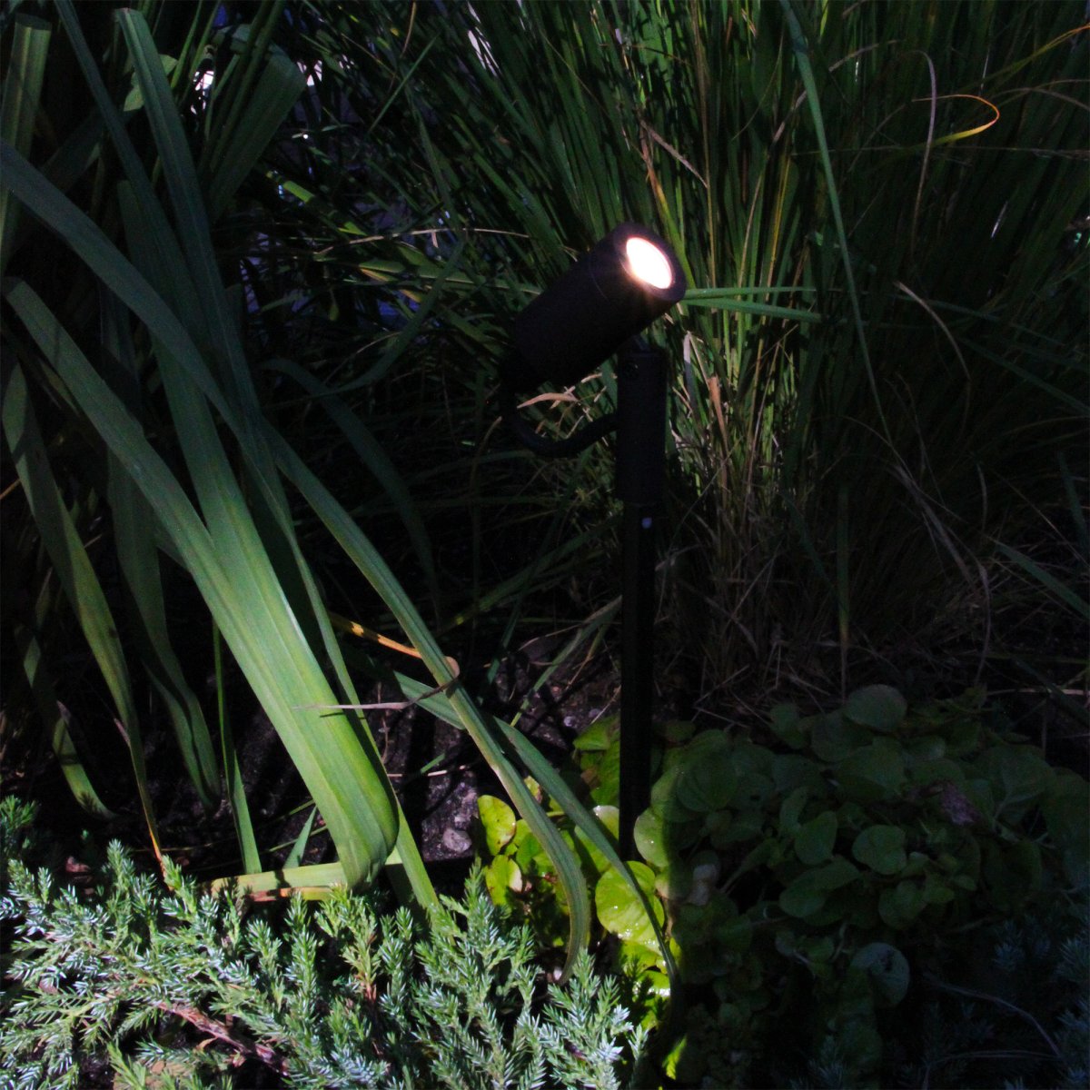 Astro Dunkelgrau Von Lightson - Das Licht ist schön gestreut und kann sowohl nach oben als auch nach unten gerichtet werden, wodurch sich die Lampe für viele verschiedene Arten von Büschen und Bäumen, aber auch für Gehwege und Pfade eignet.