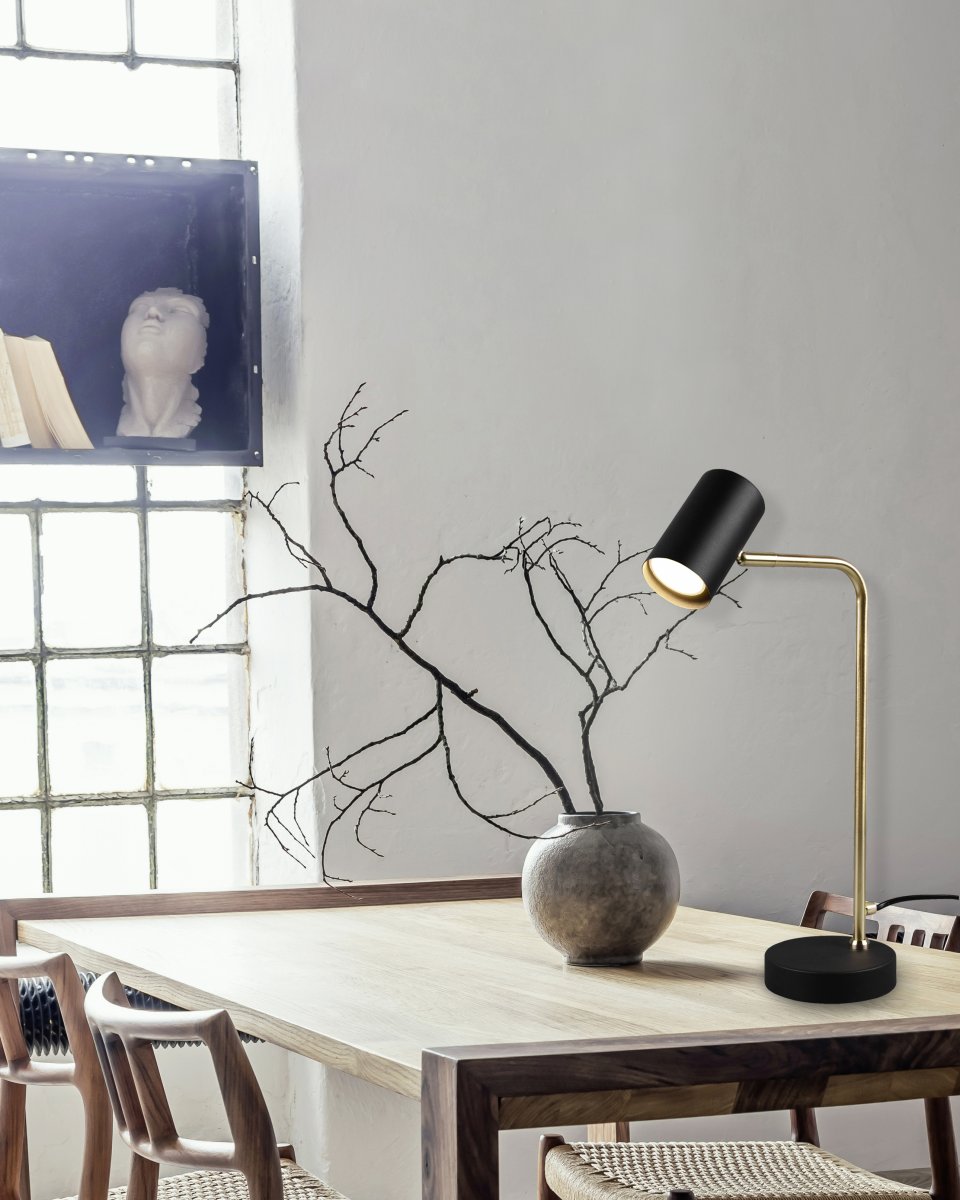 Marley 45cm Mattes Messing schreibtischlampe Von Trio Lighting - Die moderne Kombination aus mattem Schwarz und mattem Messing sorgt für stilvolle Kontraste und wertet das Interieur auf.