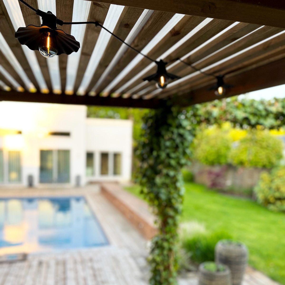 Shady 10 Schwarz Von Lightson - Garten-Plug &amp; Play von LightsOn - Ein flexibles und günstiges 12-Volt-System für Ihren Garten, das Sie einfach selbst installieren und später bei Bedarf auf bis zu 50 Meter erweitern können.