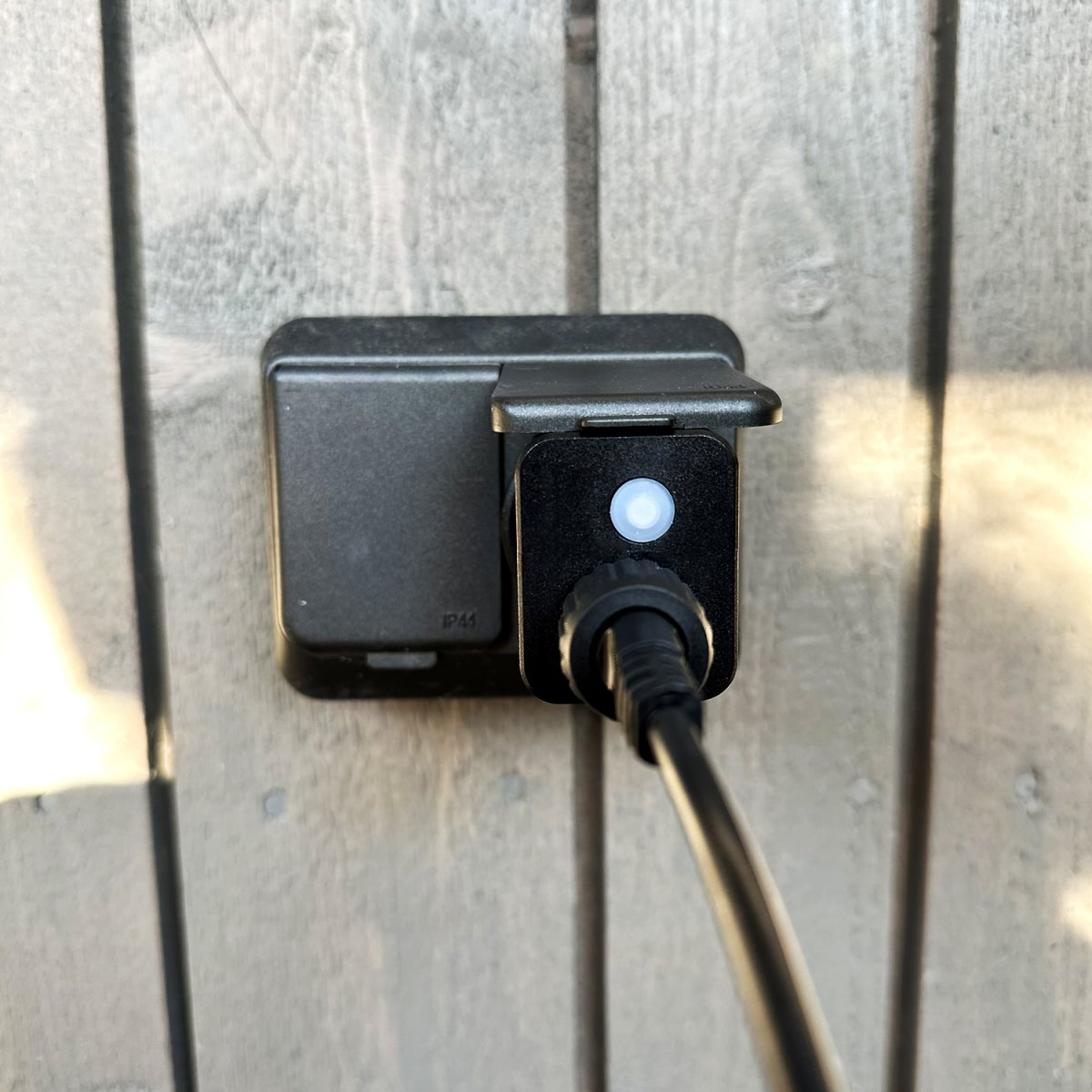 Cozy Start 5m Schwarz Von Lightson - Der Transformator verf&uuml;gt &uuml;ber eine integrierte Dimmfunktion, die den Einstieg erleichtert und Ihnen die volle Kontrolle &uuml;ber die Helligkeit gibt, sodass Sie die perfekte Atmosph&auml;re schaffen.