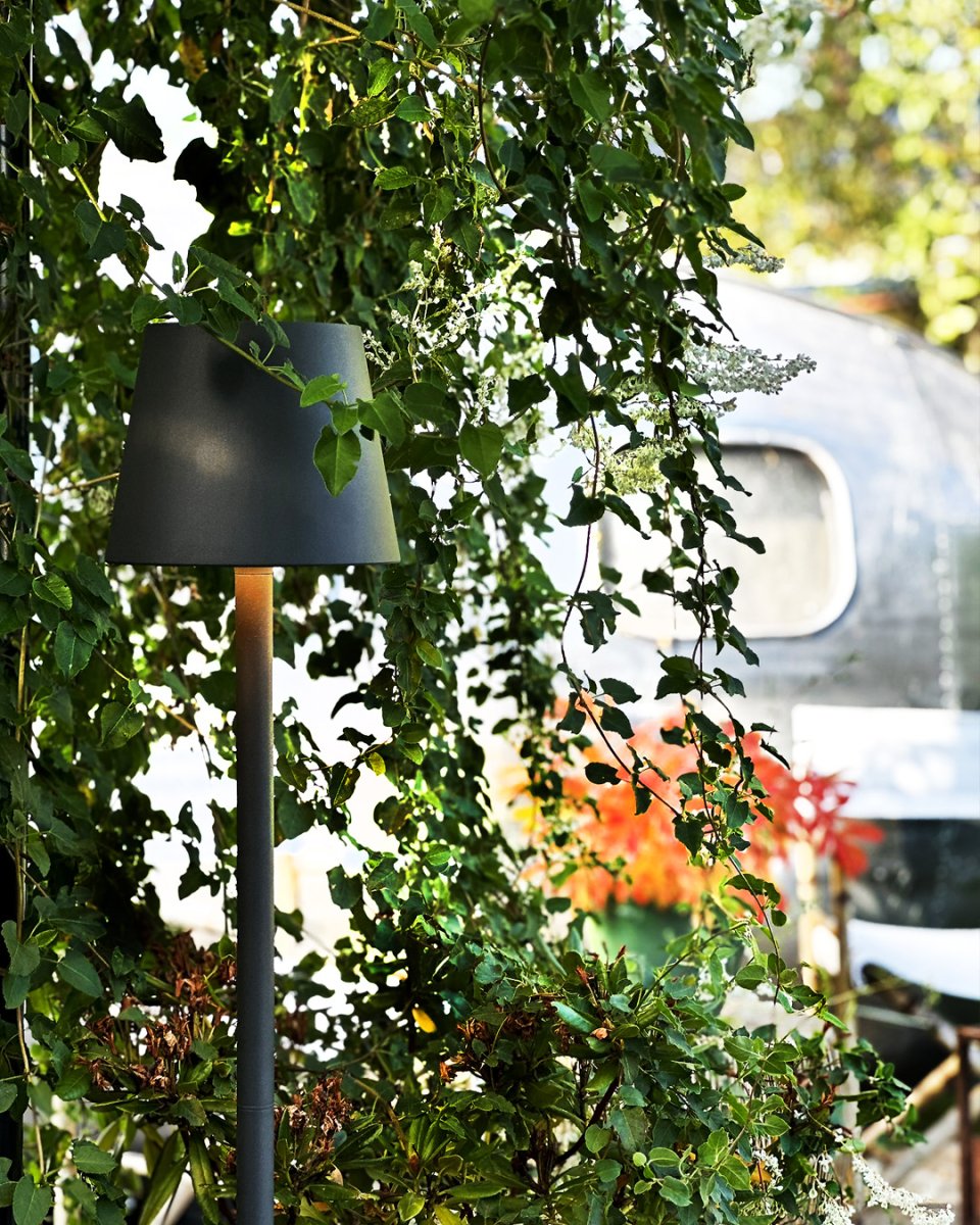 Sofy Dunkelgrau Von Lightson - Sofy ist eine stilvolle Stehleuchte aus dunkelgrauem Aluminium, die speziell f&uuml;r eine gem&uuml;tliche und behagliche Atmosph&auml;re im Au&szlig;enbereich entwickelt wurde.