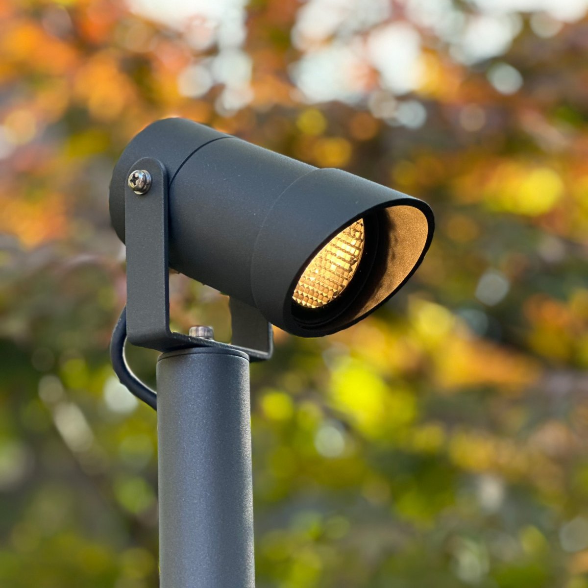 Blendschutz Luna Dunkelgrau Von Lightson - Die Blende mit einem Innendurchmesser von 60 mm wird auf die Leuchte geschraubt und anschließend mit einer kleinen Schraube fixiert.