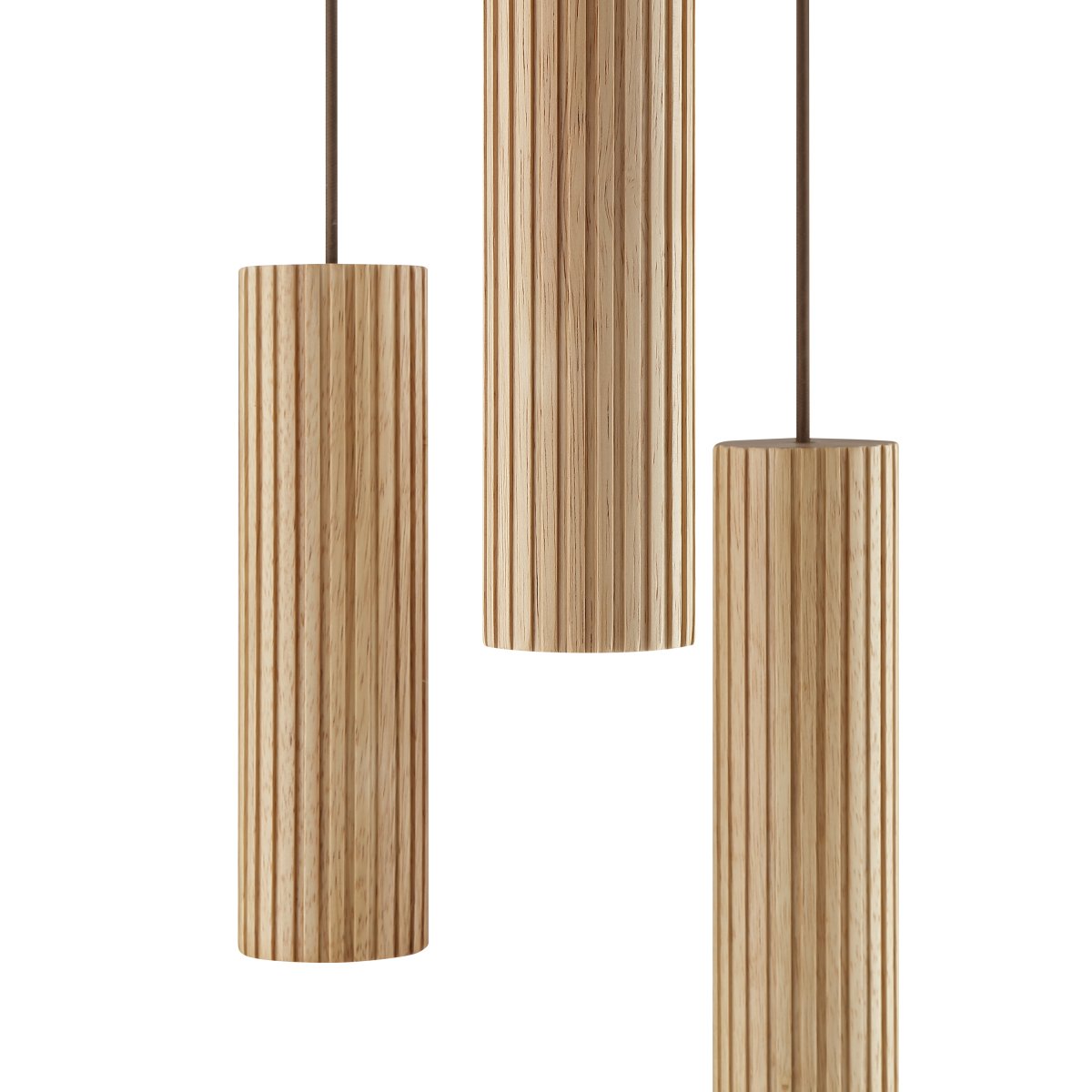 Lakewood Ø28 Holz hängelampe Von Brilliant - Die Pendelleuchte Lakewood kombiniert braunes Metall mit drei zylindrischen Schirmen aus hellem, geripptem Holz und verleiht jedem Raum eine warme und natürliche Ausstrahlung.
