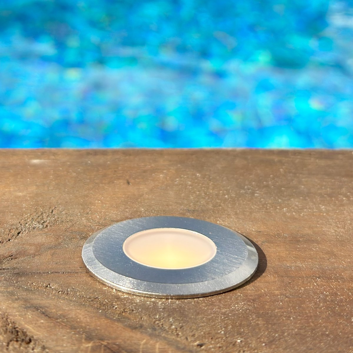 Dexter x5 Silber Von Lightson - Durch die robuste Konstruktion aus geb&uuml;rstetem Aluminium und die hohe IP-Schutzart (Dichtigkeit) f&uuml;hlt sich Dexter in der prallen Sommersonne ebenso wohl wie unter einer dicken Schneedecke.