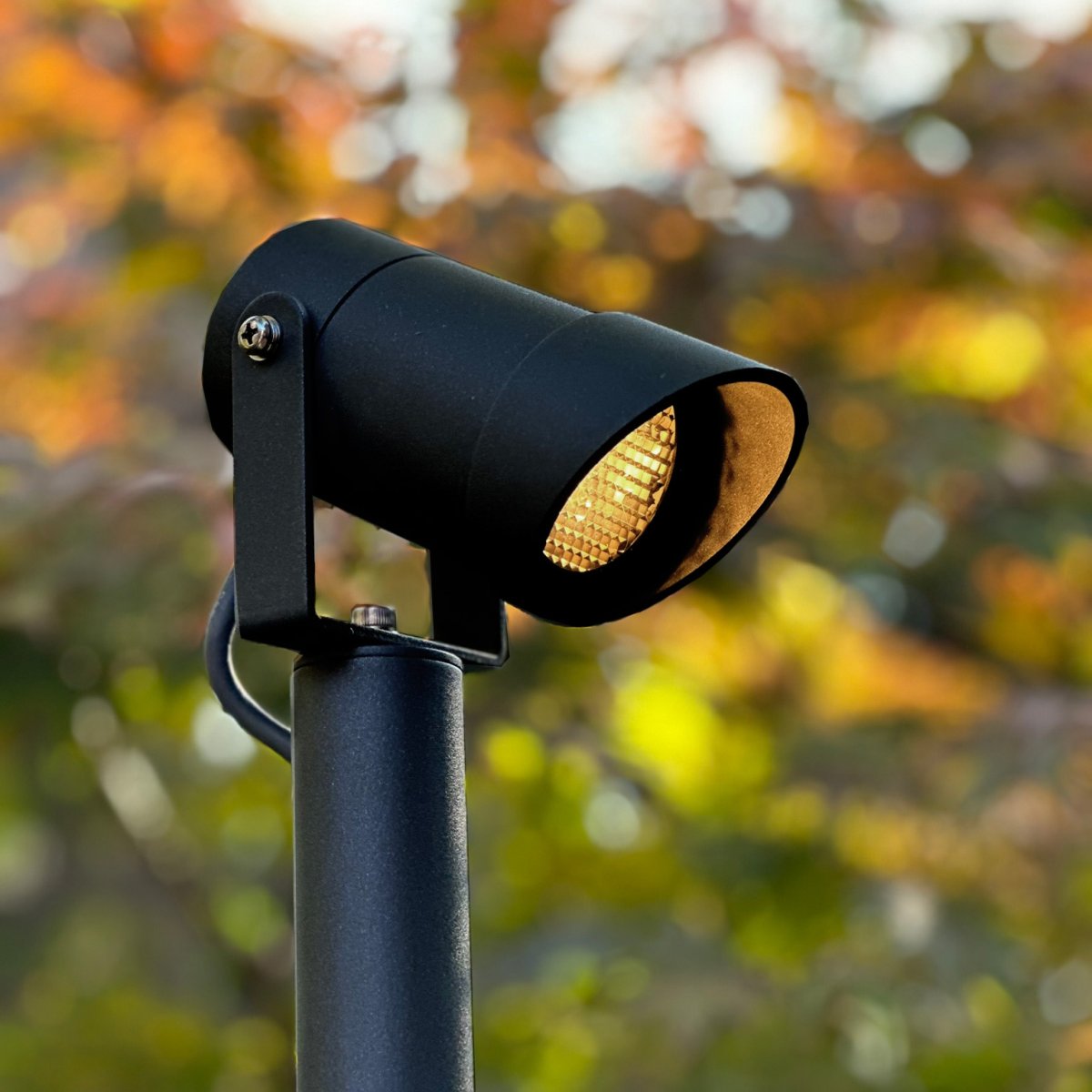 Blendschutz Luna/Arcus/Nova Schwarz Von Lightson - Der Blendschutz mit einem Innendurchmesser von 60 mm wird auf die Leuchte geschraubt und anschließend mit einer kleinen Schraube fixiert.