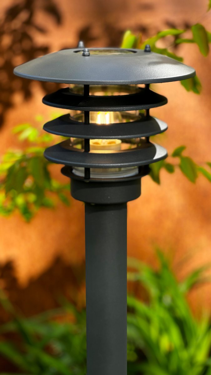 Saturnus Dunkelgrau Von Lightson - Ein flexibles und kosteng&uuml;nstiges 12-Volt-System f&uuml;r Ihren Garten, das Sie einfach selbst installieren und sp&auml;ter bei Bedarf auf bis zu 50 Meter erweitern k&ouml;nnen.