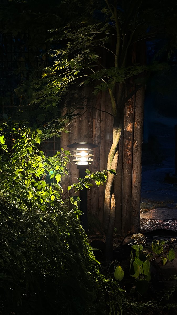 Saturnus Dunkelgrau Von Lightson - Ein flexibles und kosteng&uuml;nstiges 12-Volt-System f&uuml;r Ihren Garten, das Sie einfach selbst installieren und sp&auml;ter bei Bedarf auf bis zu 50 Meter erweitern k&ouml;nnen.