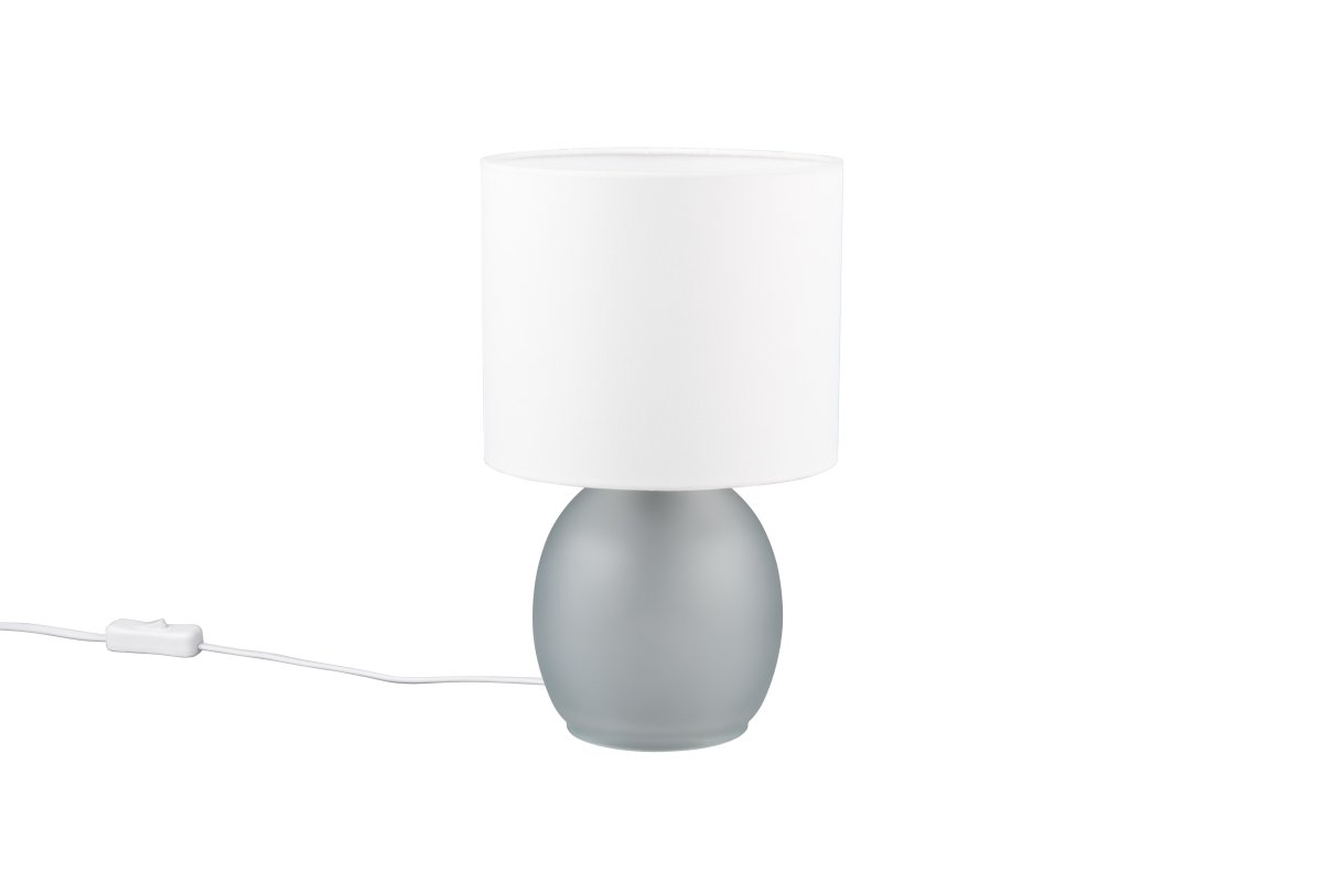 Vela 30cm Grau tischlampe Von Trio Lighting - Die raffinierte Farbkombination aus Weiß und Grau rundet das Design der Lampe ab und verleiht ihr ein zeitloses Flair, das sie zu einem idealen Einrichtungsdetail in Ihrem Zuhause macht.