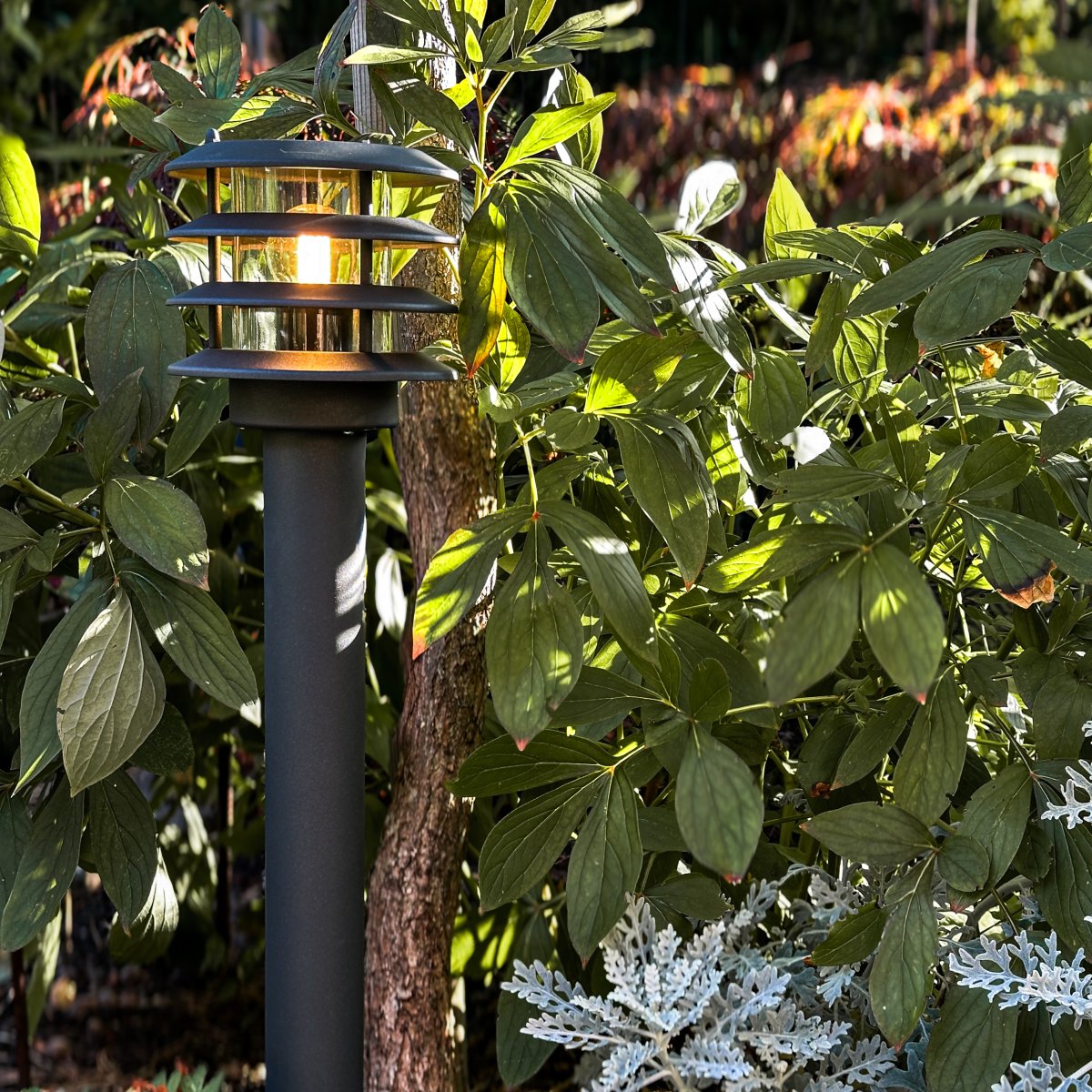 Jupiter Dunkelgrau Von Lightson - Jupiter ist eine stilvolle Pollerleuchte in Dunkelgrau, die Gehwege, Garageneinfahrten und Eing&auml;nge angenehm und klar beleuchtet.