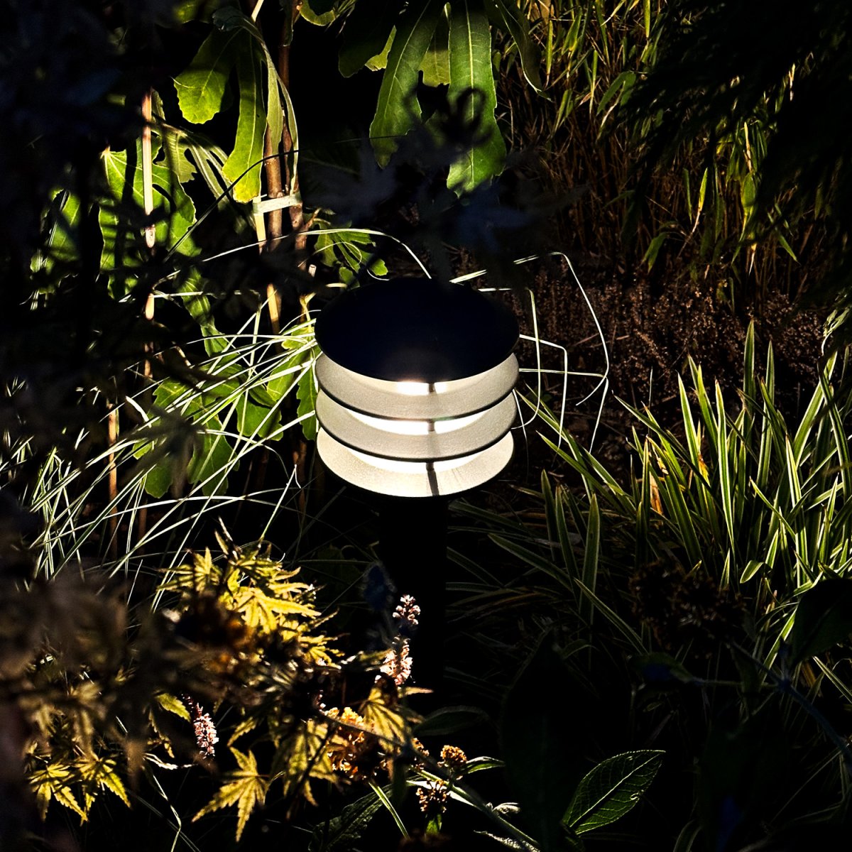 Jupiter Dunkelgrau Von Lightson - Jupiter ist eine stilvolle Pollerleuchte in Dunkelgrau, die Gehwege, Garageneinfahrten und Eing&auml;nge angenehm und klar beleuchtet.