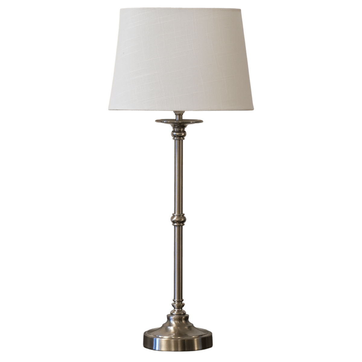 Axel 60cm Silber/Cremeweiß tischlampe Von Lampan - Der ovale Schirm aus cremefarbenem Textil harmoniert perfekt mit dem Lampenfu&szlig; und sorgt f&uuml;r ein sanftes und angenehmes Licht.