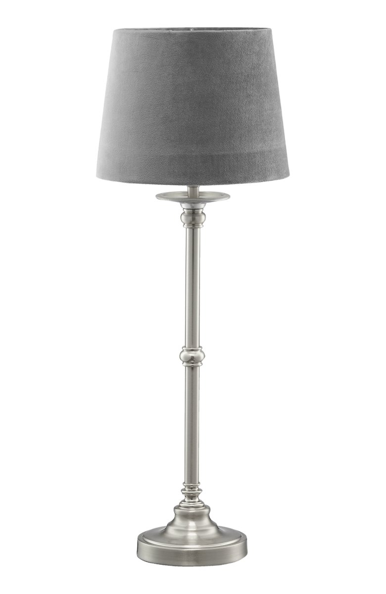 Axel Samt 58cm Grau tischlampe Von Pixie Design - Der Lampenfu&szlig; aus Metall mit satiniertem Finish sorgt in Kombination mit dem Samtschirm in Grau f&uuml;r eine sch&ouml;ne Atmosph&auml;re im Raum.