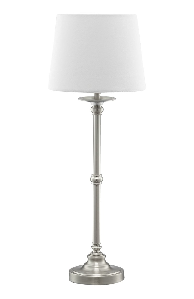 Axel Samt 58cm Weiß tischlampe Von Pixie Design - Der Lampenfu&szlig; aus Metall mit satiniertem Finish sorgt in Kombination mit dem wei&szlig;en Samtschirm f&uuml;r eine sch&ouml;ne Atmosph&auml;re im Raum.