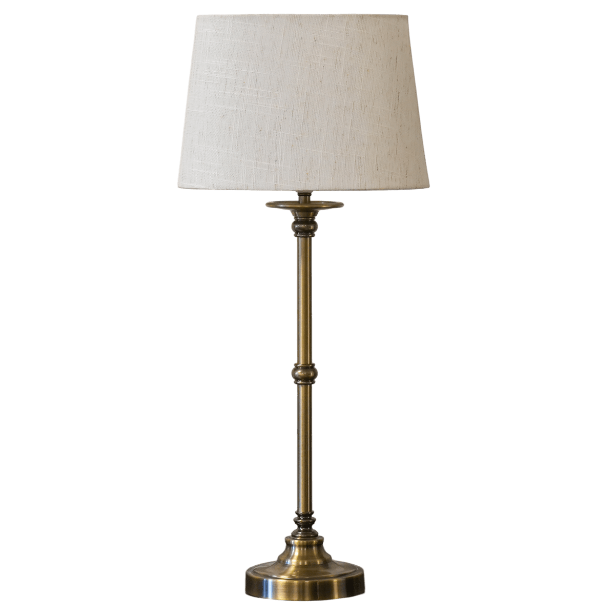 Axel 60cm Antikmessing tischlampe Von Lampan - Axel ist eine elegante Tischleuchte mit klassischem Design und dekorativen Details.