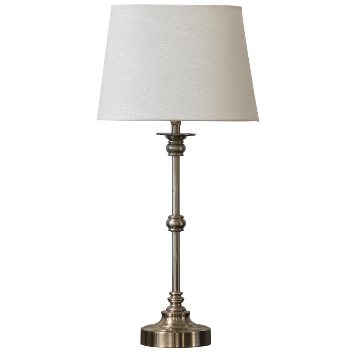 Axel Mini 50cm Silber/Cremeweiß tischlampe Von Lampan - Der Lampenfu&szlig; aus Metall mit seiner edlen, satinierten Silberoberfl&auml;che verleiht der Leuchte einen warmen und zeitlosen Charakter.