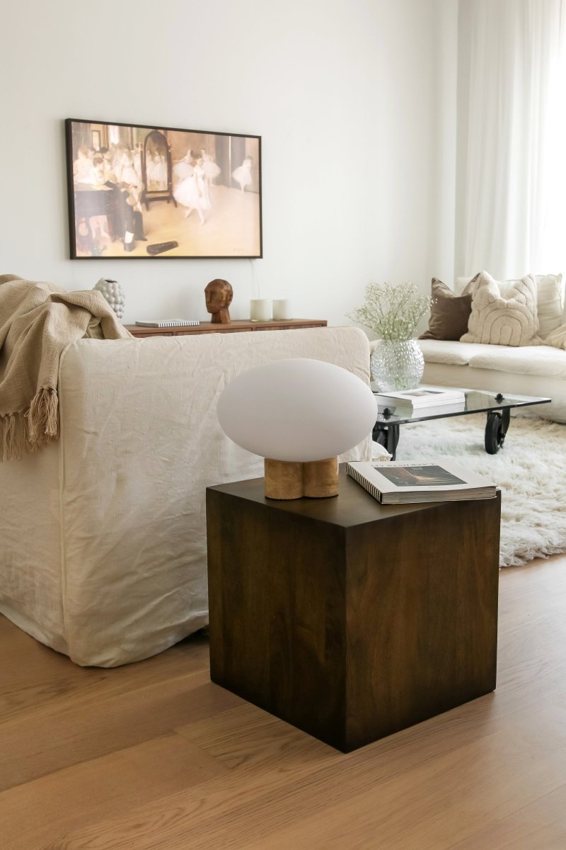 Mammut 25cm Travertin tischlampe Von Globen Lighting - Mammut ist mit ihren kurzen Beinen und dem großen Glasschirm eine exklusive und verspielte Tischlampe.
