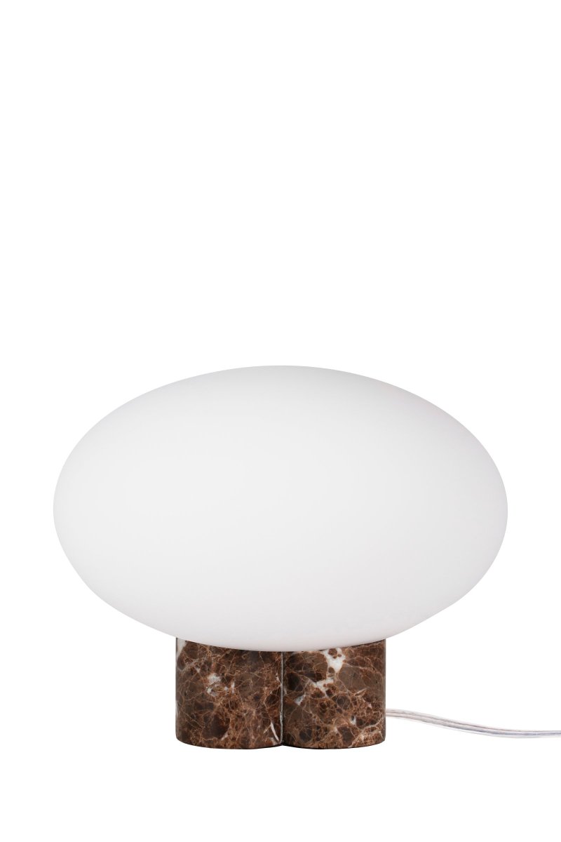 Mammut 25cm Braun tischlampe Von Globen Lighting - Mammut ist mit ihren kurzen Beinen und dem großen Glasschirm eine exklusive und verspielte Tischlampe.