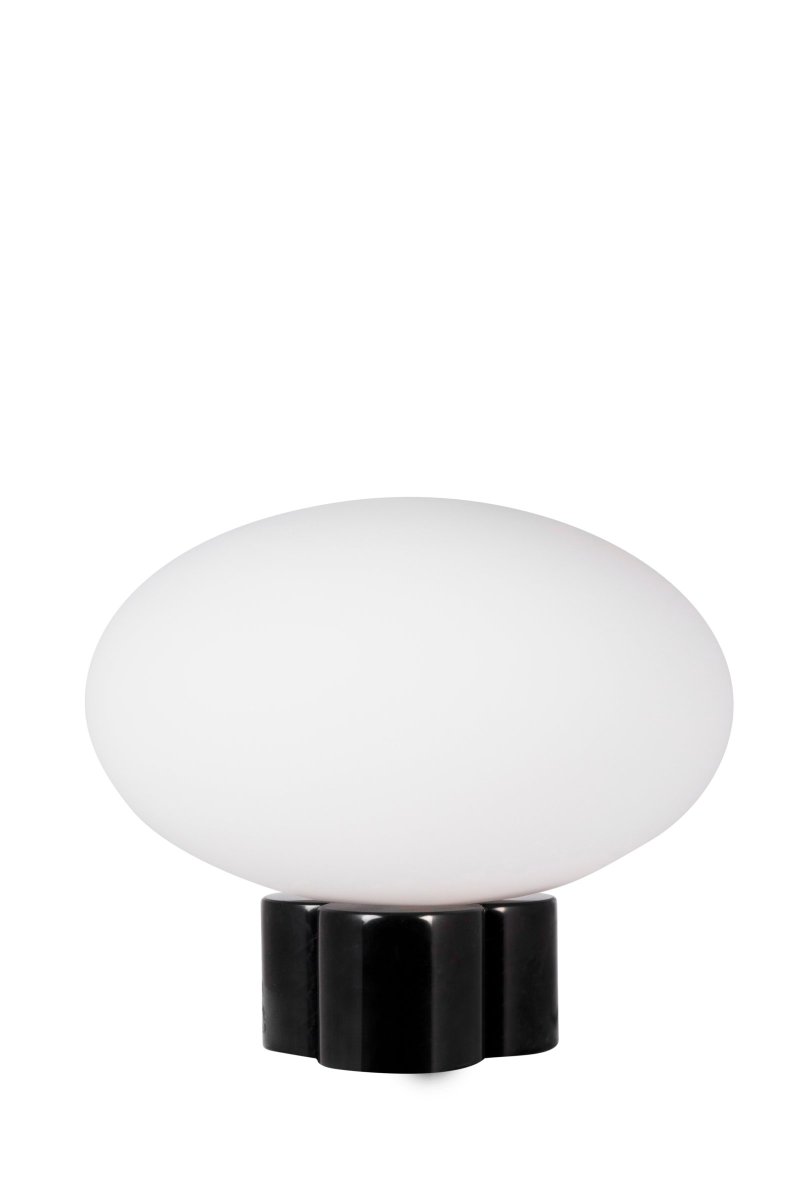 Mammut 25cm Schwarz tischlampe Von Globen Lighting - Mammut ist mit ihren kurzen Beinen und dem großen Glasschirm eine exklusive und verspielte Tischlampe.