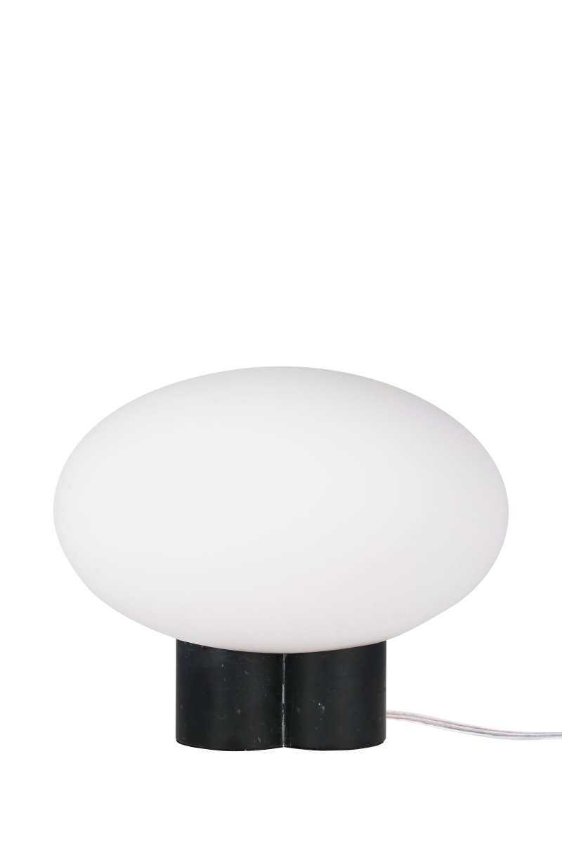 Mammut 25cm Schwarz tischlampe Von Globen Lighting - Mammut ist mit ihren kurzen Beinen und dem großen Glasschirm eine exklusive und verspielte Tischlampe.