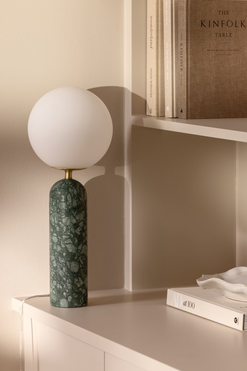 Torrano 53cm Dunkelgrüner Marmor tischlampe Von Globen Lighting - Stein ist ein Naturmaterial, die Farbe und Schattierungen der Marmorierung variieren und erzeugen bei jedem Stück ein einzigartiges Muster.