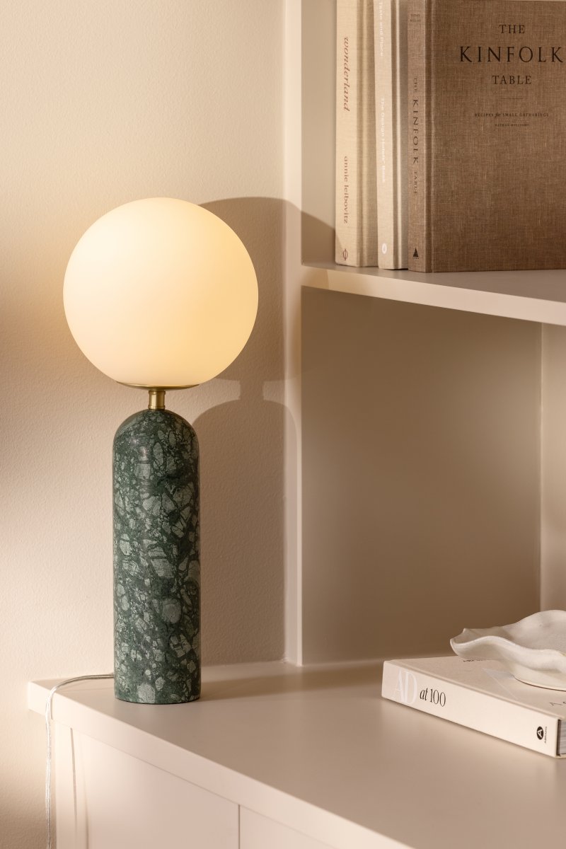 Torrano 53cm Dunkelgrüner Marmor tischlampe Von Globen Lighting - Stein ist ein Naturmaterial, die Farbe und Schattierungen der Marmorierung variieren und erzeugen bei jedem Stück ein einzigartiges Muster.