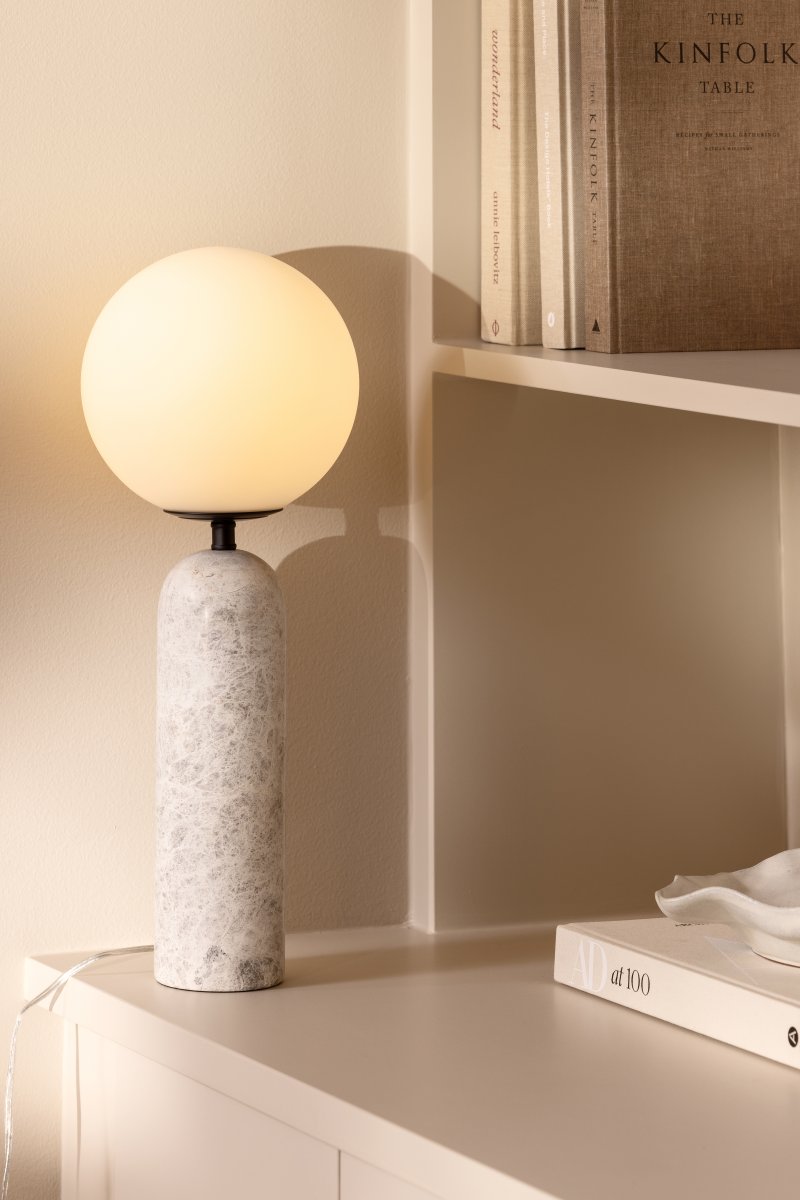 Torrano 53cm Grauer Marmor tischlampe Von Globen Lighting - Stein ist ein Naturmaterial, die Farbe und Schattierungen der Marmorierung variieren und erzeugen bei jedem Stück ein einzigartiges Muster.