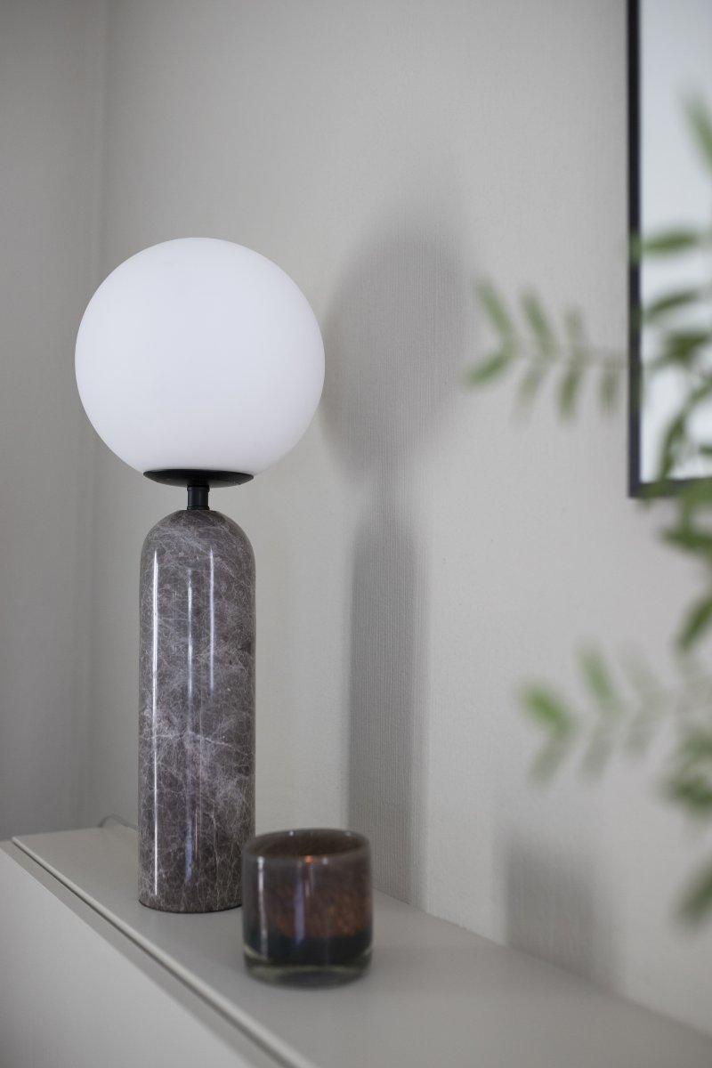 Torrano 53cm Grauer Marmor tischlampe Von Globen Lighting - Stein ist ein Naturmaterial, die Farbe und Schattierungen der Marmorierung variieren und erzeugen bei jedem Stück ein einzigartiges Muster.