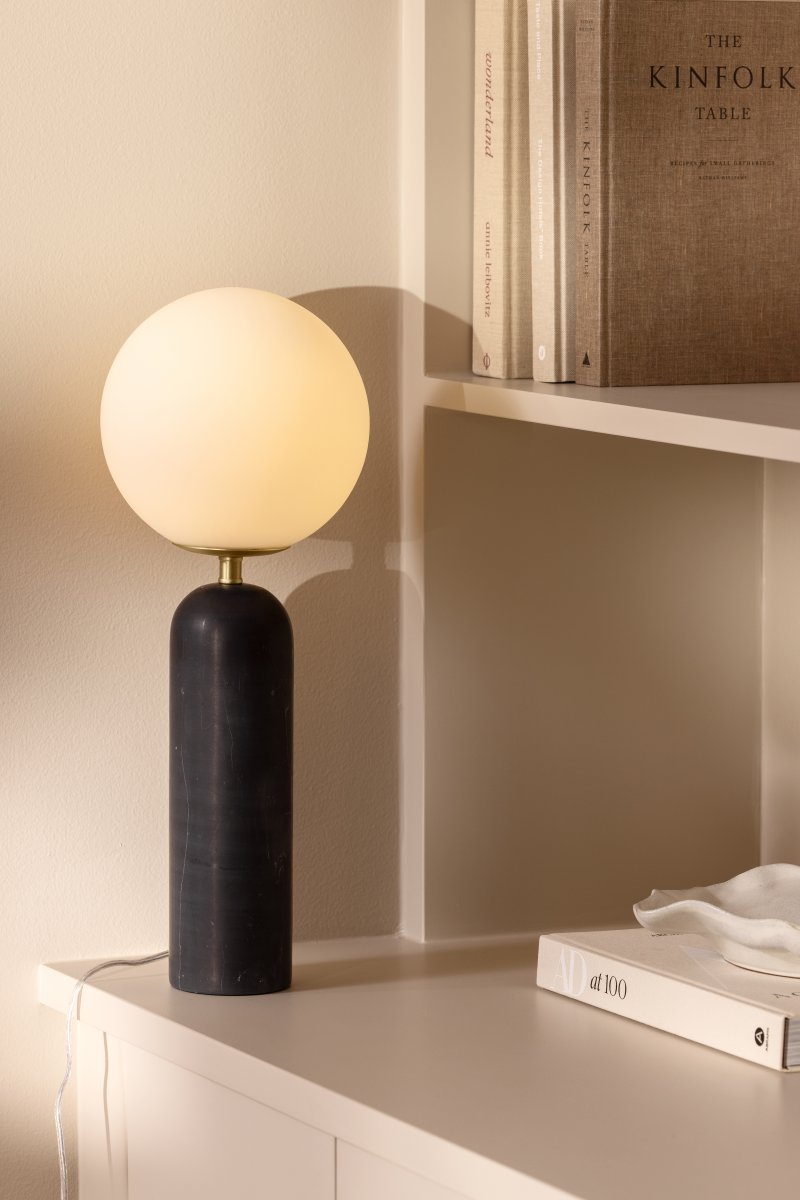 Torrano 53cm Schwarzer Marmor tischlampe Von Globen Lighting - Stein ist ein Naturmaterial, die Farbe und Schattierungen der Marmorierung variieren und erzeugen bei jedem Stück ein einzigartiges Muster.