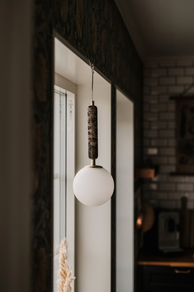 Torrano Ø15 Brauner Marmor fensterlampe Von Globen Lighting - Stein ist ein natürliches Material, die Farbe und Schattierungen der Marmorierung variieren und erzeugen bei jedem Stück ein einzigartiges Muster.